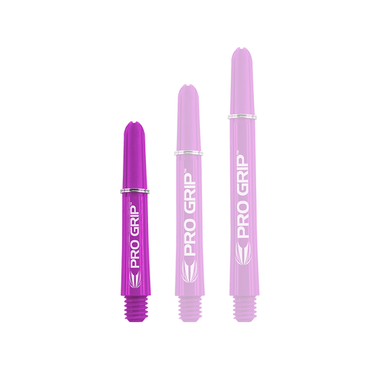 Target Pro Grip Shafts – 3 sady – fialová Das Bild zeigt drei lilafarbene Dartschäfte mit der Aufschrift "PRO GRIP". Sie stehen nebeneinander und sind unterschiedlich lang.