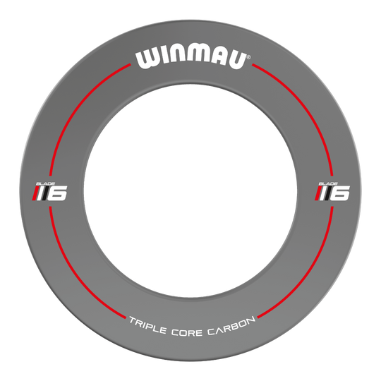 Das Bild zeigt einen grauen Dartboard-Surround der Marke Winmau mit der Aufschrift "Blade 6". Auf dem Surround stehen außerdem die Worte "Triple Core Carbon" und rote Linien sind als Designelemente eingearbeitet.