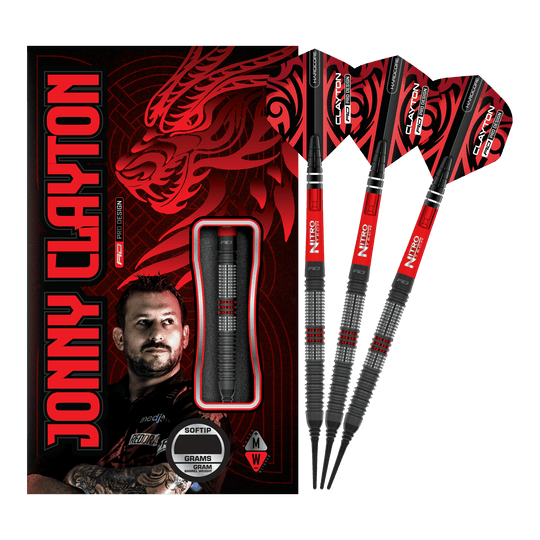 Das Bild zeigt das Produkt „Red Dragon Jonny Clayton Hiraeth Softdarts - 20g“ mit drei roten und schwarzen Softdarts neben der Verpackung. Auf der Verpackung ist ein Porträt von Jonny Clayton sowie ein roter Drachen zu sehen.