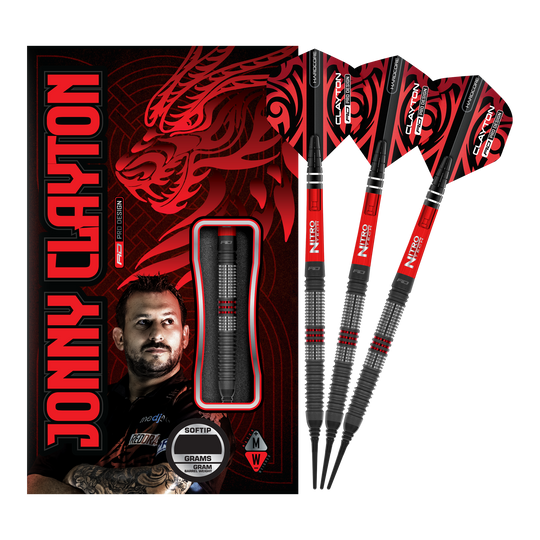 Red Dragon Jonny Clayton Hiraeth měkké šipky - 20g Das Bild zeigt das Produkt „Red Dragon Jonny Clayton Hiraeth Softdarts - 20g“ mit drei roten und schwarzen Softdarts neben der Verpackung. Auf der Verpackung ist ein Porträt von Jonny Clayton sowie ein roter Drachen zu sehen.