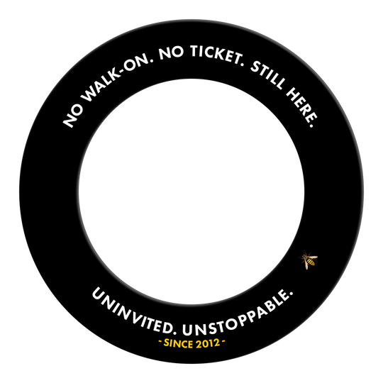 Obložení terče Wasp v McDart Arena Hier ist das McDart Arena Wespe Dartboard Surround zu sehen. Es handelt sich um ein schützendes Element für Dartboards.