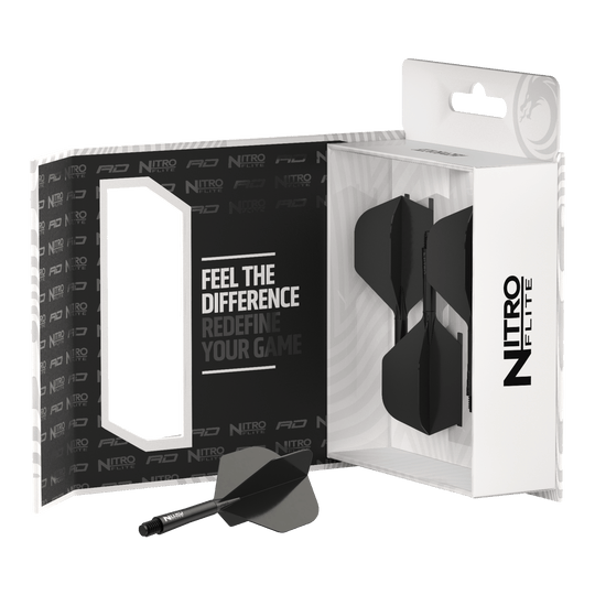 Red Dragon Nitroplte - Black Shaft Black No2 Flights Auf dem Bild ist das Produkt "Red Dragon Nitroflite - Black Shaft Black No2 Flights" zu sehen. Die schwarze Dartflüge und -schäfte sind in einer stilvollen Verpackung präsentiert.