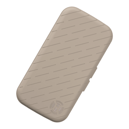 Pouzdro na šipky Harrows Slimcase Die Abbildung zeigt ein schlankes Dart-Etui in steingrauer Farbe. Die Oberfläche ist mit schrägen Linien und einem geprägten Logo verziert.