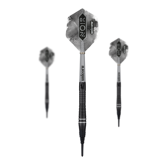 Šipky Unicorn World Champion Gary Anderson Noir Phase 6 Soft Das Bild zeigt drei stilvolle Softdarts der Marke Unicorn in schwarzem Design. Auf den Flights steht "NOIR" und "Unicorn", und es handelt sich um das Modell "World Champion Gary Anderson Noir Phase 6".