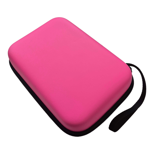 Zu sehen ist eine pinke Darttasche. Die Tasche ist das Modell DC05 von McDart.