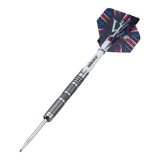 Ocelové šipky Unicorn James Wade The Machine Range Fáze 4 Auf dem Bild ist ein Steeldart der Marke Unicorn aus der James Wade The Machine Range Phase 4 zu sehen. Der Dart hat ein silbernes, geriffeltes Barrel und einen schwarz-blauen Flight mit auffälligem Muster.