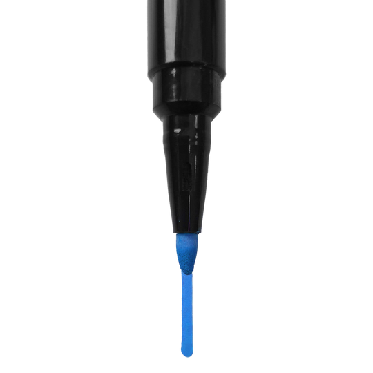 Auf dem Bild ist die Spitze eines blauen Boardmarkers zu sehen. Der Stift ist senkrecht ausgerichtet und die Kappe ist abgenommen.