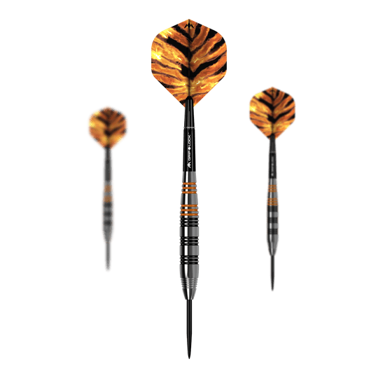 Šipky Mission Javan Brass Steel - 22g Das Bild zeigt drei Steeldarts des Modells "Mission Javan Brass Steeldarts - 22g". Die Flights haben ein auffälliges, orange-schwarzes Muster, das an Tigerstreifen erinnert.