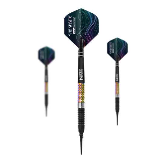 Das Bild zeigt drei Softdarts des Modells „Red Dragon Peter Wright Corra Softdarts - 18g“. Die Darts haben bunte, strukturierte Griffe und schwarze Flights mit einem wellenförmigen Muster.