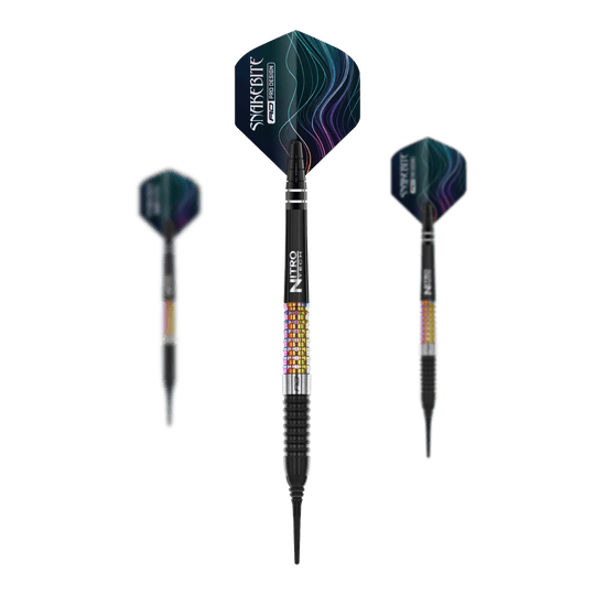Šipky Red Dragon Peter Wright Corra Soft - 18g Das Bild zeigt drei Softdarts des Modells „Red Dragon Peter Wright Corra Softdarts - 18g“. Die Darts haben bunte, strukturierte Griffe und schwarze Flights mit einem wellenförmigen Muster.