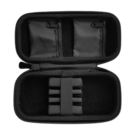 Target Takoma Dartwallet Das Bild zeigt ein offenes schwarzes Etui mit mehreren Fächern und elastischen Halterungen. Im oberen Teil sind zwei kleine Taschen mit Reißverschlüssen zu sehen.