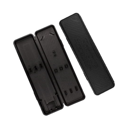 Harrows_Plastikboxki8jl0Jks0N5h Das Bild zeigt ein geöffnetes schwarzes Etui der Marke Harrows. Es ist für die Aufbewahrung der ACE Rubber Grip Softdarts gedacht.