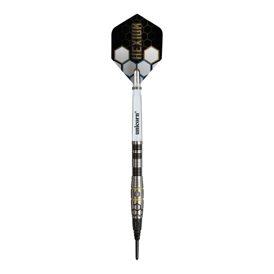 Měkké šipky Unicorn Hexium Style 01, černo-zlaté - 22g Das Bild zeigt die Unicorn Hexium Style 01 Black & Gold Softdarts mit einem Gewicht von 22 Gramm. Die Darts zeichnen sich durch ihr schwarzes und goldenes Aussehen aus.