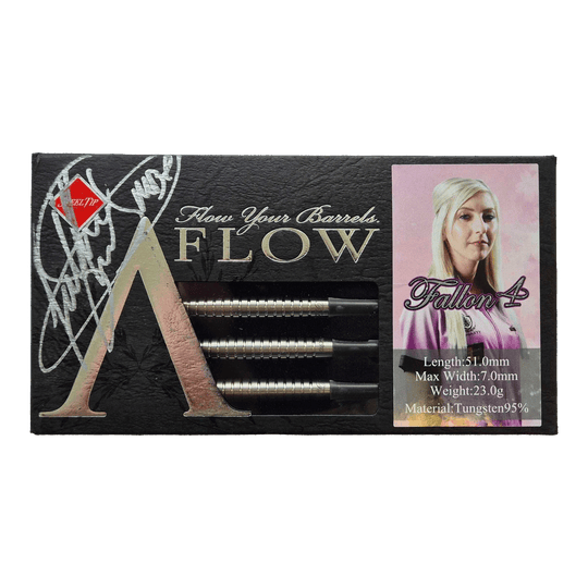 Die Verpackung zeigt drei Steeldarts der Marke "Dynasty Fallon Sherrock 4 AFlow" mit Autogramm. Rechts ist ein Bild einer Frau sowie Informationen zu Gewicht, Länge und Material der Darts zu sehen.