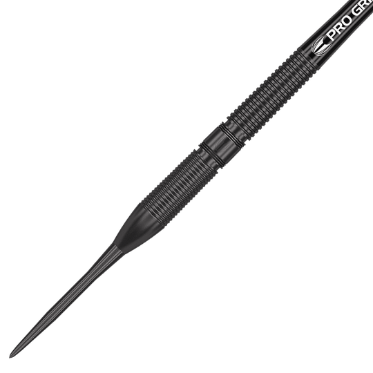 190227_Target_Gabriel_Clemens_Black_Edition_Steeldarts_2 Das Bild zeigt einen schwarzen Steeldartpfeil aus der Target Gabriel Clemens Black Edition. Der Dart hat ein geriffeltes Griffstück für besseren Halt.