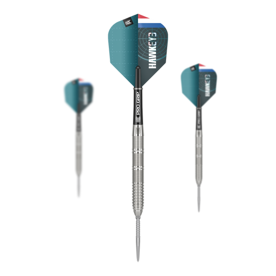 Das Bild zeigt drei Steeldarts des Modells „Target Kevin Doets GEN1 Swiss Point“ mit einem Gewicht von 23g. Die Pfeile haben silberne Spitzen und Schäfte sowie blau-grüne Flights mit weißer Aufschrift.