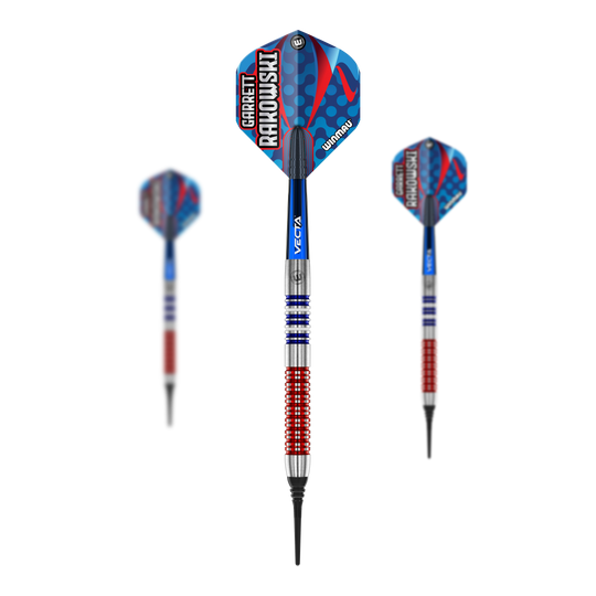Winmau Garrett Rakowski měkké šipky - 20g Das Bild zeigt drei Softdarts des Modells "Winmau Garrett Rakowski Softdarts - 20g". Die Darts haben ein auffälliges Design in Blau, Rot und Silber mit der Aufschrift "Garrett Rakowski" auf den Flights.
