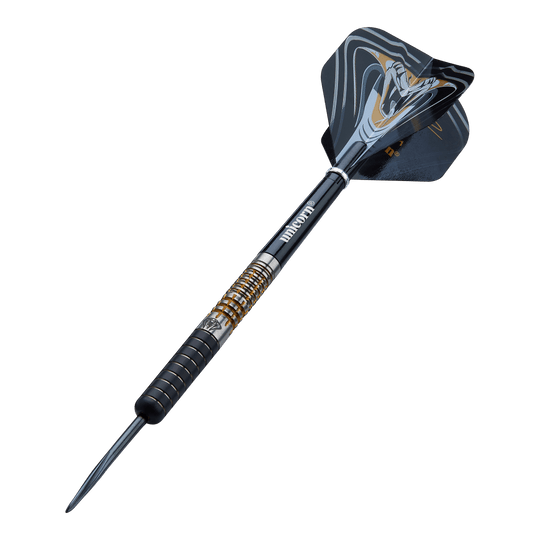 Ocelové šipky Unicorn Maestro Jeffrey De Zwaan fáze 3 Das Bild zeigt einen Unicorn Maestro Jeffrey De Zwaan Phase 3 Steeldart. Der Dart hat ein schwarzes und silbernes Design mit goldenen Akzenten und einer auffälligen Flights-Grafik.