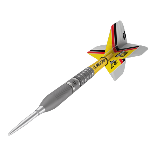 Ocelové šipky Target Gabriel Clemens GEN2 Swiss Point Das Bild zeigt einen modernen Steeldartpfeil mit silberner Spitze und einem gelb-schwarzen Schaft. Die Flights sind mit roten, schwarzen und gelben Streifen verziert und tragen die Aufschrift "GERMAN GIANT".