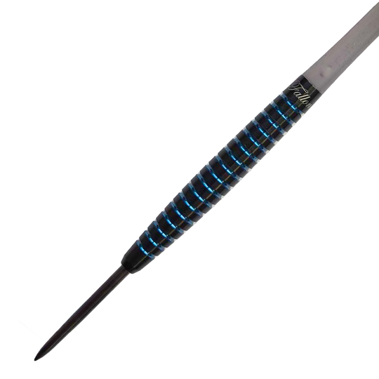 Das Bild zeigt einen Dynasty Fallon Sherrock 4 AFlow BK Steeldart mit Autogramm. Der Dart wiegt 23 Gramm und hat ein schwarz-blaues Rillendesign.