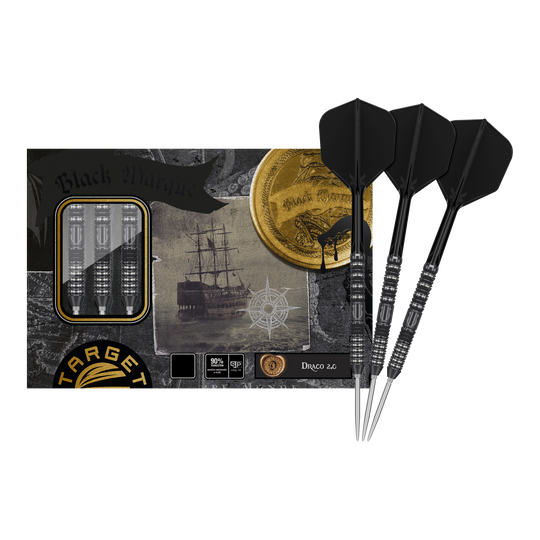 Ocelové šipky Target Japan Black Marque Draco GEN2 Das Bild zeigt die Target Japan Black Marque Draco GEN2 Steeldarts mit einer stilvollen Verpackung im Piraten-Design. Drei schwarze Steeldarts sind neben der Verpackung abgebildet.