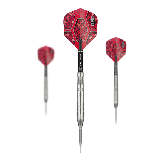 Auf dem Bild sind drei Steeldarts des Modells "Target Nathan Aspinall GEN1 Swiss Point" zu sehen. Die Darts haben silberne Spitzen und Schäfte sowie rote Flights mit Schuppenmuster.