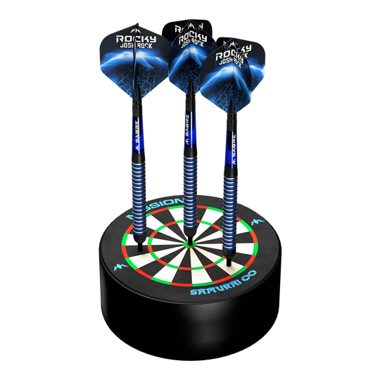 Das Bild zeigt das Produkt "Mission Samurai Infinity Mini Dartboard Darthalter" mit drei Dartpfeilen, die auf einer kleinen Zielscheibe stecken. Die Dartpfeile haben blaue Flights mit der Aufschrift "ROCKY JOSH ROCK".