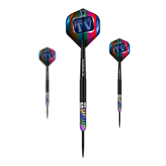 Mise Matt Edgar Steeldarts Das Bild zeigt drei Steeldarts des Produkts „Mission Matt Edgar Steeldarts“. Die Flights der Darts sind bunt und tragen den Aufdruck „Edgar TV“.