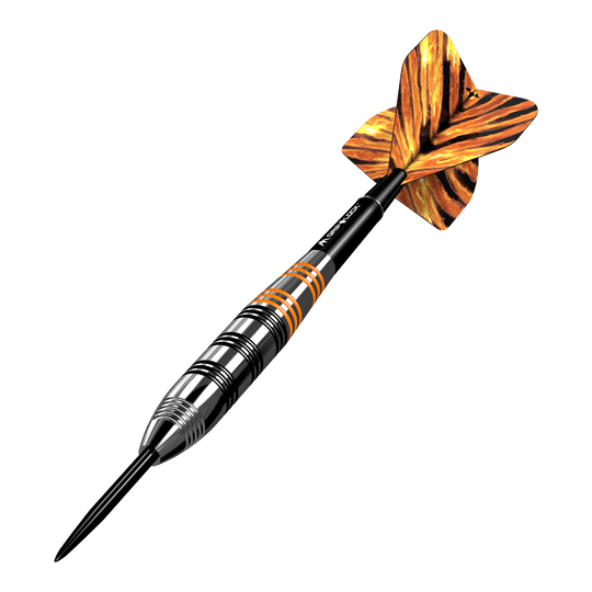 Šipky Mission Javan Brass Steel - 22g Das Bild zeigt einen Mission Javan Brass Steeldart mit einem Gewicht von 22 Gramm. Der Dart hat ein schwarz-silbernes Design mit orangefarbenen Akzenten und auffällig gemusterten Flights.