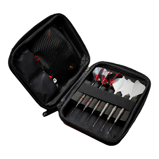 Das Bild zeigt ein geöffnetes Dart-Etui mit mehreren Darts und Ersatzflights. Die Darts und Zubehörteile sind ordentlich in dem schwarzen Etui einsortiert.