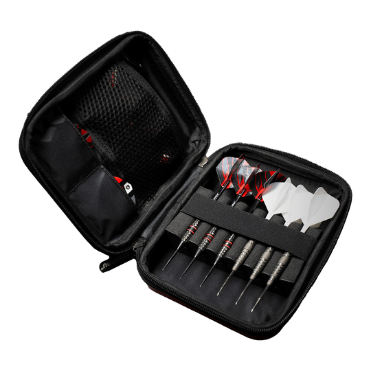 Peněženka Winmau Armor G2 Dart Das Bild zeigt ein geöffnetes Dart-Etui mit mehreren Darts und Ersatzflights. Die Darts und Zubehörteile sind ordentlich in dem schwarzen Etui einsortiert.