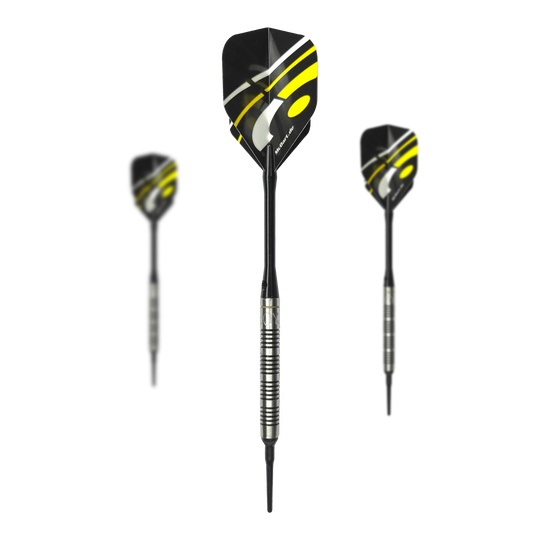 McDart 85 Tungsten V17 Softdarts - 16,5g Auf dem Bild sind drei Softdarts des Modells "McDart 85er Tungsten V17" mit einem Gewicht von 16,5g zu sehen. Die Darts haben schwarze Flights mit gelben und weißen Akzenten sowie silberne, gerillte Barrels.