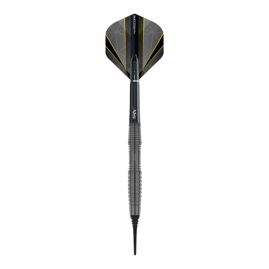 Das Bild zeigt einen Red Dragon Seren 3 Onyx Softdart mit einem Gewicht von 20g. Der Dart ist überwiegend schwarz mit gelben Akzenten und hat eine geriffelte Griffzone.