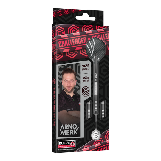 Bulls Challenger Arno Merk ocelové šipky - 22g Die Abbildung zeigt die Verpackung der „Bulls Challenger Arno Merk Steeldarts - 22g“. Auf der Verpackung sind der Dartspieler Arno Merk, die Darts sowie die Angaben „90% Tungsten“ und „22g Steel Tip“ zu sehen.
