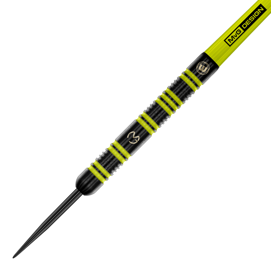 Ocelové šipky Winmau Michael Van Gerwen 85 Pro-Series Das Bild zeigt einen Winmau Michael Van Gerwen 85 Pro-Series Steeldart. Der Dart ist schwarz mit auffälligen gelb-grünen Ringen und hat das MVG-Logo eingraviert.