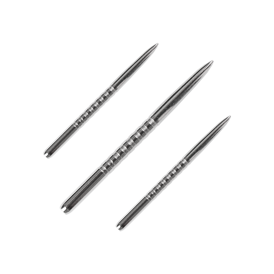 57782_Bulls_GP3_Steeldartspitzen_Silber_38mm_1 Das Bild zeigt drei silberne Steeldartspitzen des Produkts "Bulls GP3 Steeldartspitzen Silber". Die Spitzen sind aus Metall und haben eine gerillte Oberfläche für besseren Halt.