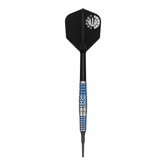 Měkké šipky Target Japan Toru Suzuki Sereno GEN2 - 20g Das Bild zeigt einen Softdart der Marke Target Japan, Modell Toru Suzuki Sereno GEN2 mit 20g Gewicht. Der Dart hat ein auffälliges Design mit einem schwarz-blauen Griff und schwarzer Flight mit weißem Logo.