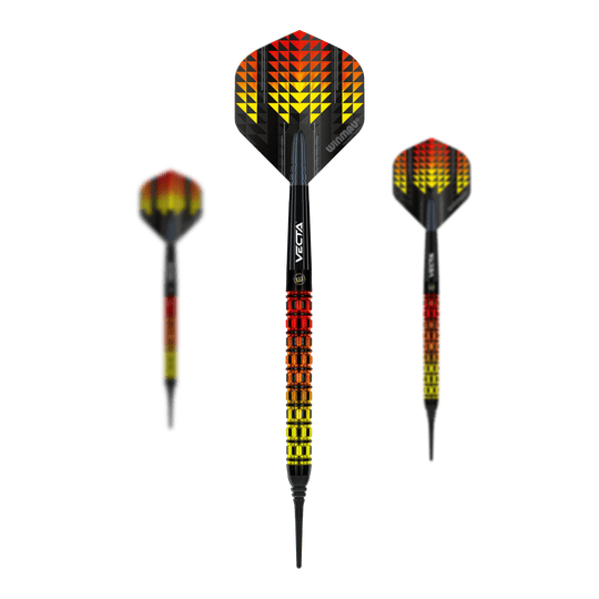 Šipky Winmau Firestorm Flame Parallel Softdarts - 20g Das Bild zeigt drei Winmau Firestorm Flame Parallel Softdarts mit einem Gewicht von 20g. Die Darts haben ein auffälliges Design in Gelb, Rot und Schwarz mit einem flammenähnlichen Muster.