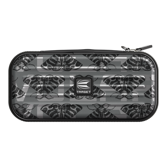 Das Bild zeigt das Produkt "Target Takoma Volar Dartcase". Die Darttasche ist grau und mit schwarzen Motiven von Schmetterlingen oder Motten verziert.