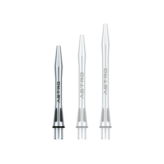 7012-101_Winmau_Astro_Aluminium_Shafts_Schwarz_35mm_1KbjTp4F230D6y Das Bild zeigt drei silberne Winmau Astro Aluminium Shafts in verschiedenen Längen. Auf den Schäften steht das Wort "ASTRO" und sie haben schwarze Details an der Unterseite.