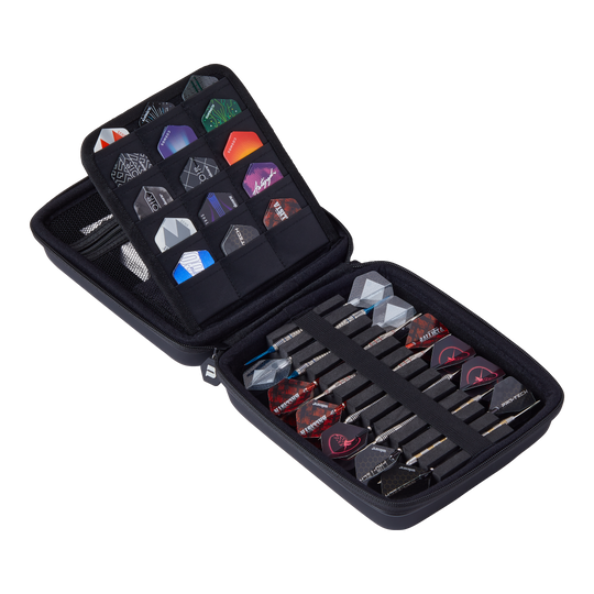 Das Bild zeigt das "Unicorn Ultra 3UP Large Dartcase - Schwarz" mit geöffnetem Reißverschluss. Im Inneren sind mehrere Dartpfeile und Flights ordentlich in speziellen Fächern und Taschen einsortiert.