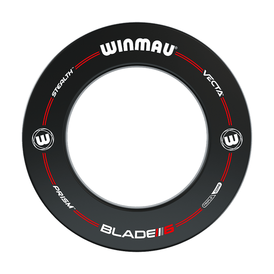 B6XLSET_Winmau_Blade_6_Dartboard_Set_mit_2_Sets_Darts_und_Winmau_Surround_3 Das Bild zeigt einen schwarzen Dartboard-Surround-Ring der Marke Winmau. Auf dem Ring stehen verschiedene Begriffe wie "Blade 6", "Prism", "Stealth" und "Vecta".