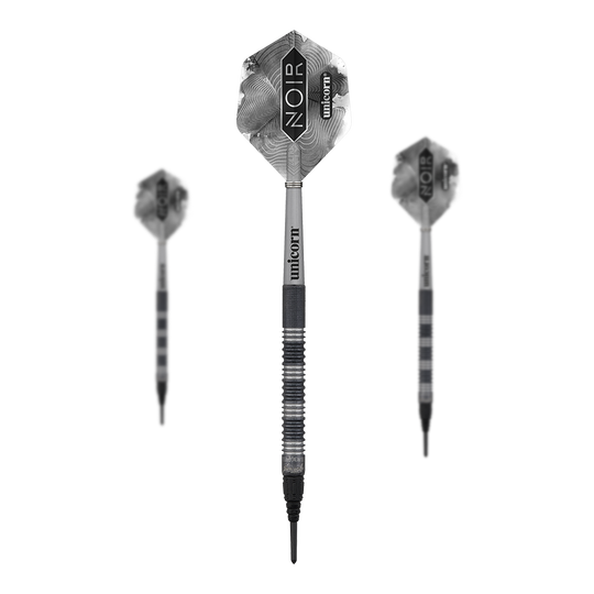 Měkké šipky Unicorn Noir James Wade Auf dem Bild sind drei elektronische Softdarts zu sehen. Die Dartpfeile sind mit schwarz-silbernen Flights und der Aufschrift "NOIR" und "unicorn" versehen.