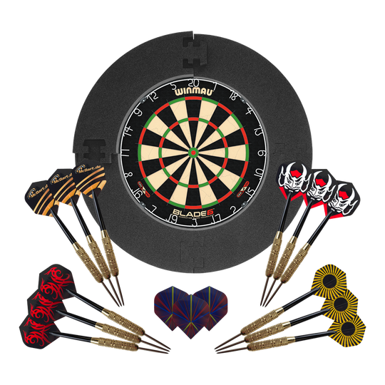 Sada šipek Winmau Blade 6 s 12 ocelovými šipkami McDart a pojistným kroužkem. Hier ist das Winmau Blade 6 Bundle mit 12 McDart Steeldarts und schwarzem Catchring zu sehen. Das Set eignet sich für Dartsport-Fans.