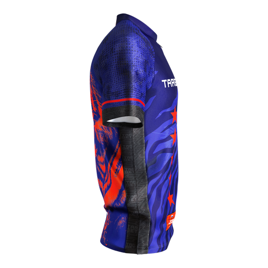 Šipková košile Target Coolplay Raymond Van Barneveld 2025 Das Bild zeigt das "Target Coolplay Raymond Van Barneveld 2025 Dartshirt". Das Shirt ist überwiegend blau mit roten und schwarzen Akzenten sowie auffälligen Grafiken.