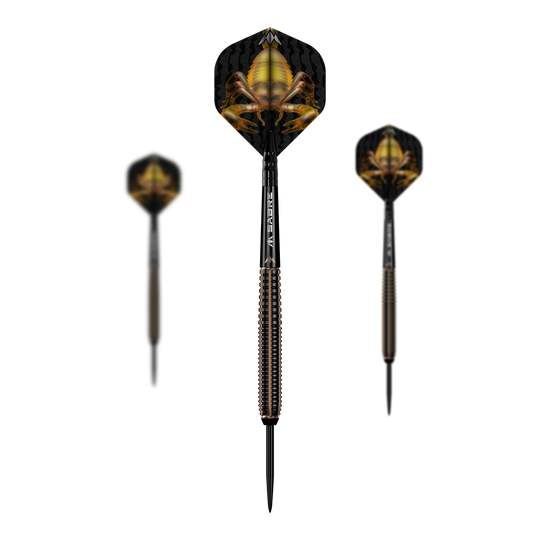 Das Bild zeigt drei Steeldarts der Marke "Mission Scorpion" mit einem auffälligen Skorpion-Design auf den Flights. Der Mittel-Dart ist deutlich zu erkennen und hebt sich durch seine gold-schwarzen Farben hervor.