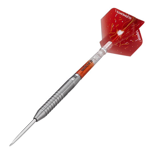 Das Bild zeigt einen Unicorn Core XL Striker Style 1 Steeldart mit 22g Gewicht. Der Dart hat einen silbernen, geriffelten Schaft und rote Flights mit einem Feuerdesign.