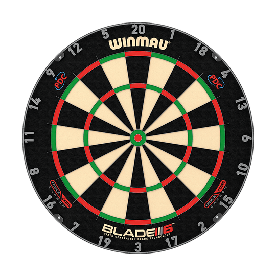 Zu sehen ist das Winmau Blade 6 Triple Core Set mit PDC Surround und 2 Sets Darts. Das Bundle bietet eine Turnier-Dartscheibe mit schwarzem Surround und zwei Dart-Sets.