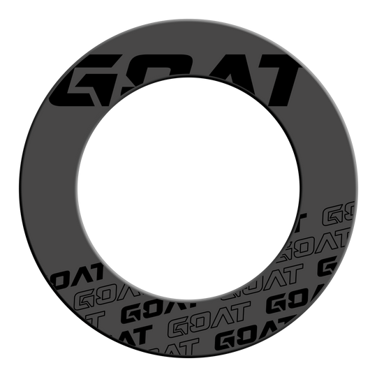Dies ist das Produkt "GOAT Defender 4 Anthrazit Dartboard Surround". Es handelt sich um einen anthrazitfarbenen Ringschutz für eine Dartscheibe mit dem Schriftzug "GOAT".