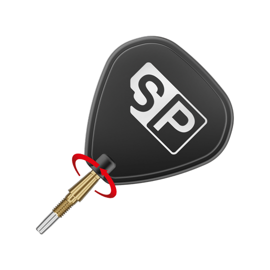 Ocelové hroty na šipky Target Swiss Point Storm Surge - zlaté Auf dem Bild ist eine goldene Dartspitze mit einem schwarzen Flight zu sehen, auf dem die Buchstaben "SP" abgebildet sind. Um die Spitze ist ein roter Pfeil, der eine Drehbewegung anzeigt.